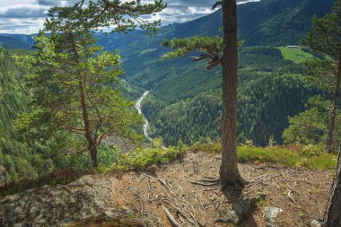 Ravnejuv uçurumu Norveç 'te panoramik çekim