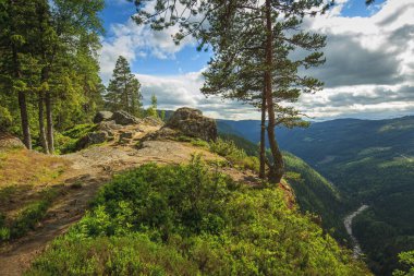 Ravnejuv uçurumu Norveç 'te panoramik çekim