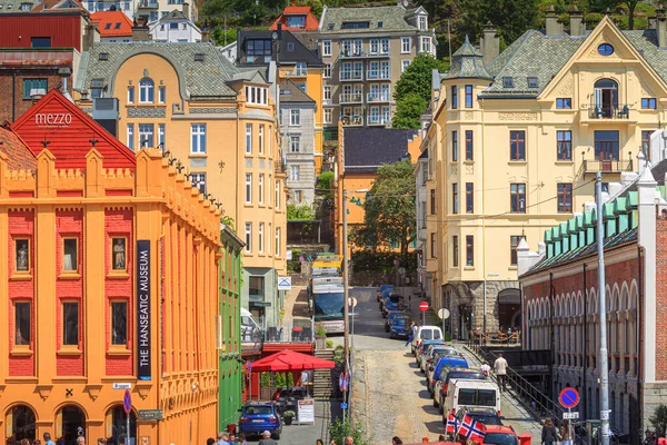 Bergen, Noorwegen - 07 JUL 2013: Kleurrijke straatjes met oude houten huizen — Stockfoto