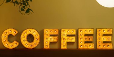 Kafeler ve restoranlar için sarı neon tabela.