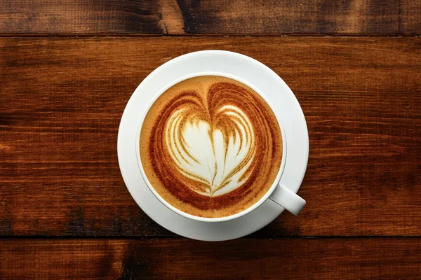 Tasse Cappuccino auf einem Holztisch — Stockfoto