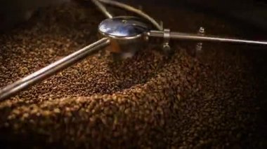 kavrulmuş kahve karıştırma