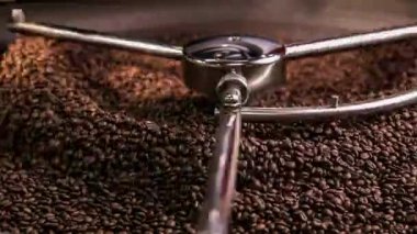 kavrulmuş kahve karıştırma