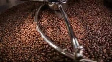 kavrulmuş kahve karıştırma