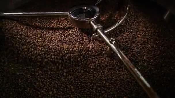Míchání pražené kávy — Stock video