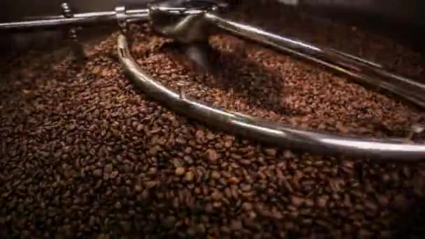 Mixing roasted coffee — Stock Video