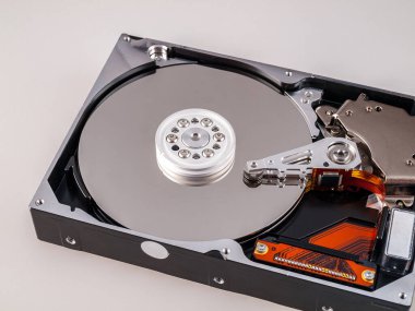 Parçalanmış durumdaki manyetik başlıklı mekanik taşınabilir sabit disk disk plakalarının görüntüsü, izole edilmiş 