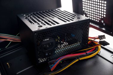 Sistem birimi montajı için bilgisayar parçası, bilgisayarın yakın çekimi için güç kaynağı, sessiz ve güvenilir güç kaynağı seçimi