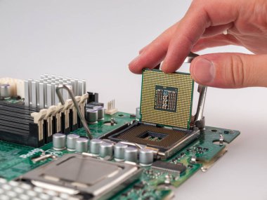CPU 'yu modern bir bilgisayar anakartındaki işlemci soketine bağlama, silikon veri işleme çipinin yerini alma ve merkezi işlem birimini doğru bir şekilde kurma süreci