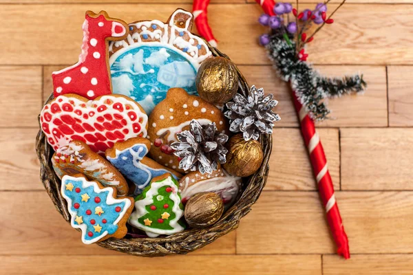 クリスマスクッキー クリスマス手作りケーキ クリスマスツリーの形での休日のクッキー 冬の風景 家族の夕食の準備 自家製のお菓子 — ストック写真