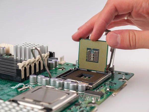 CPU 'yu modern bir bilgisayar anakartındaki işlemci soketine bağlama, silikon veri işleme çipinin yerini alma ve merkezi işlem birimini doğru bir şekilde kurma süreci