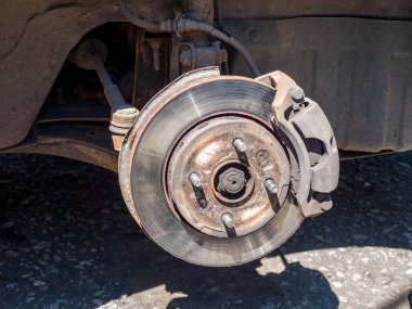 Pnömatik lastiği ve diskin kenarına sahip araba tekerleği, diskin görünen bağlantı elementleri, merkez ve pnömatik lastikler, araba tekerleğinin sökülmesi ve onarılması.