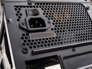 Sistem birimi montajı için bilgisayar parçası, bilgisayarın yakın çekim için güç kaynağı, sessiz ve güvenilir güç kaynağı seçimi, kapat