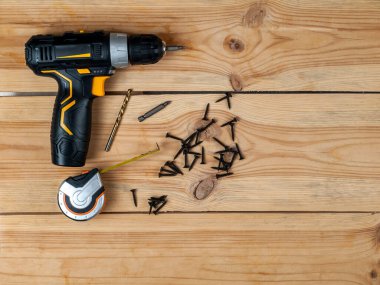 Bir tornavidanın arka planında kendine dokunabilen vidalar, farklı duvarlar ve yüzeyler için farklı kendi kendine dokunabilen vidalar seçer