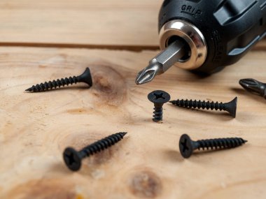 Bir tornavidanın arka planında kendine dokunabilen vidalar, farklı duvarlar ve yüzeyler için farklı kendi kendine dokunabilen vidalar seçer