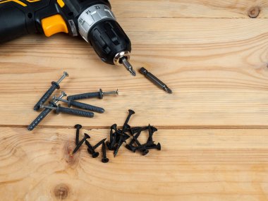 Bir tornavidanın arka planında kendine dokunabilen vidalar, farklı duvarlar ve yüzeyler için farklı kendi kendine dokunabilen vidalar seçer