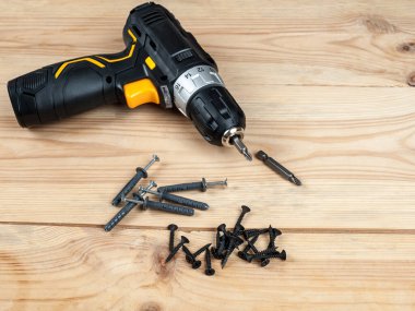 Bir tornavidanın arka planında kendine dokunabilen vidalar, farklı duvarlar ve yüzeyler için farklı kendi kendine dokunabilen vidalar seçer