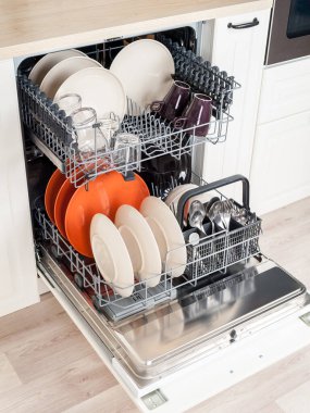 Bulaşık makinesiyle yıkanmış bulaşıklar, su kullanımı ve tasarrufu kolay, çevre dostu, mutfak bulaşık makinesi.