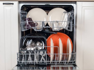 Bulaşık makinesiyle yıkanmış bulaşıklar, su kullanımı ve tasarrufu kolay, çevre dostu, mutfak bulaşık makinesi.