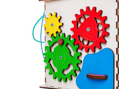 Çocukların eğitici oyuncakları, meşgul panosu, beyaz bir arkaplanda izole edilmiş, çocuklarda motor becerilerin ve koordinasyonun geliştirilmesi, tasarım, kopyalama alanı