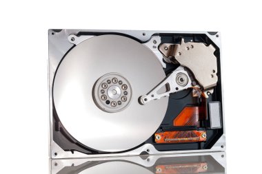 Parçalanmış durumdaki manyetik başlıklı mekanik taşınabilir sabit disk, beyaz bir arkaplanda izole edilmiş disk plakalarının görüntüsü