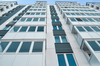 Çok katlı çok katlı apartman manzarası, panel monolitik yeni bina, yenileme, şehirlerdeki yeni yerleşim alanları