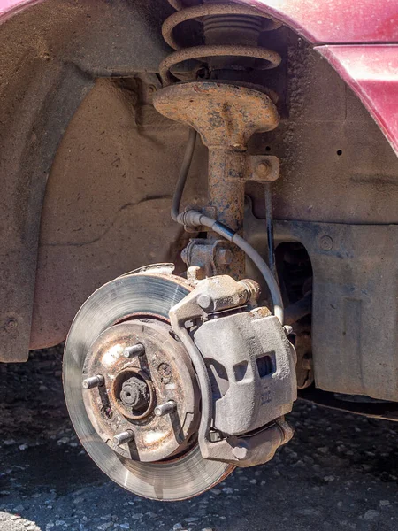 Borttagen Bil Hjul För Reparation Bromscylindern Och Bromsdelar Hydraulsystemet Bil — Stockfoto