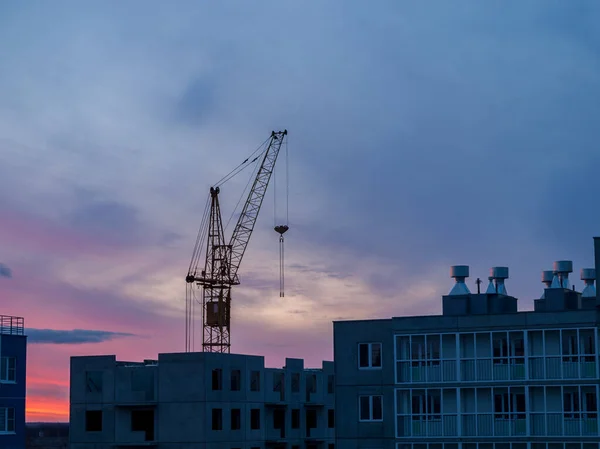 Şehir Bölgesindeki Yüksek Binaların Yapımında Günbatımının Arka Planına Karşı Yüksek — Stok fotoğraf