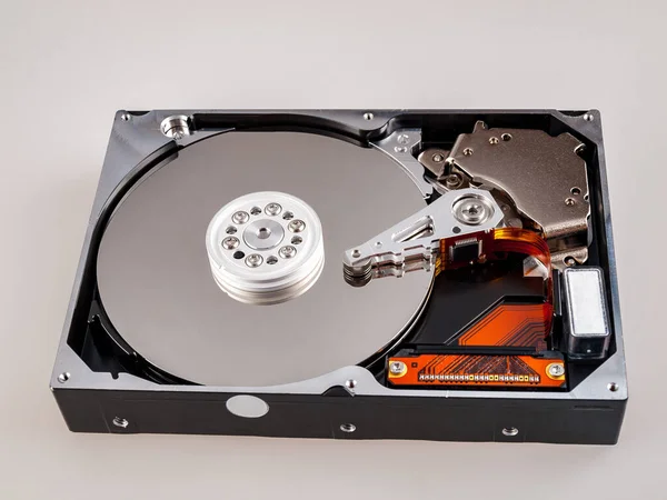 機械的な可動式ハードディスク 分解状態の磁気ヘッド ドライブハードディスクプレートの表示 隔離された — ストック写真