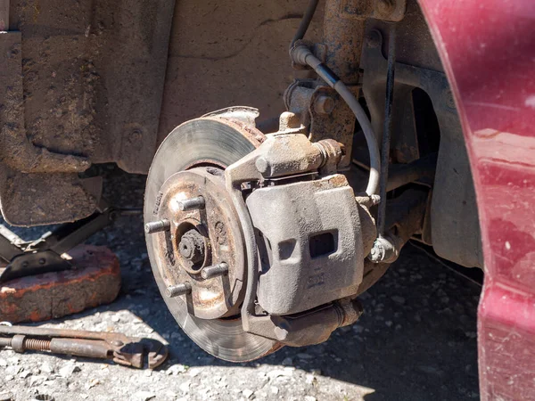 轮毂螺母 制动器盘和制动器口径 汽车修理 车轮拆卸 供摊销机和机器内部零件使用 图库照片