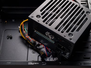 Sistem birimi montajı için bilgisayar parçası, bilgisayarın yakın çekimi için güç kaynağı, sessiz ve güvenilir güç kaynağı seçimi