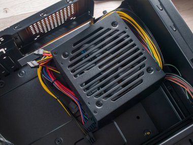 Sistem birimi montajı için bilgisayar parçası, bilgisayarın yakın çekimi için güç kaynağı, sessiz ve güvenilir güç kaynağı seçimi