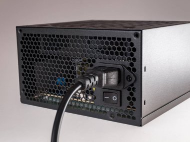 Sistem birimi montajı için bilgisayar parçası, bilgisayarın yakın çekim için güç kaynağı, sessiz ve güvenilir güç kaynağı seçimi, kapat