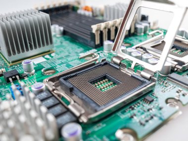 Ana karttaki işlemciyi işlemci soketine bağlamak için CPU bağlantıları, yakın çekim makrosu, seçici odak, oyunlar için bilgisayar bileşenleri seçimi ve çalışma