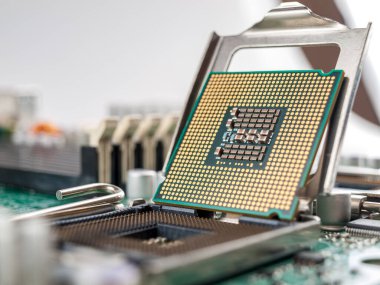 CPU 'yu modern bir bilgisayar anakartındaki işlemci soketine bağlama, silikon veri işleme çipinin yerini alma ve merkezi işlem birimini doğru bir şekilde kurma süreci