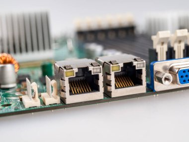 Bilgisayarın ana kartındaki LAN internet kablosunu bağlamak için konnektörler, çift bağlantı, fiber-optik kablolar gigabit bilgisini iletmek için yüksek hızlı internet bağlantısı