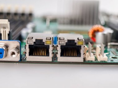 Bilgisayarın ana kartındaki LAN internet kablosunu bağlamak için konnektörler, çift bağlantı, fiber-optik kablolar gigabit bilgisini iletmek için yüksek hızlı internet bağlantısı