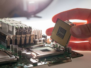 CPU 'yu modern bir bilgisayar anakartındaki işlemci soketine bağlama, silikon veri işleme çipinin yerini alma ve merkezi işlem birimini doğru bir şekilde kurma süreci