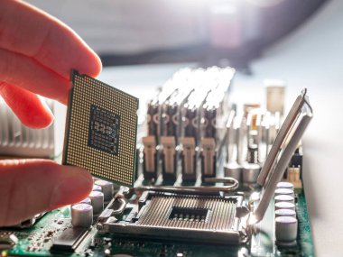 CPU 'yu modern bir bilgisayar anakartındaki işlemci soketine bağlama, silikon veri işleme çipinin yerini alma ve merkezi işlem birimini doğru bir şekilde kurma süreci