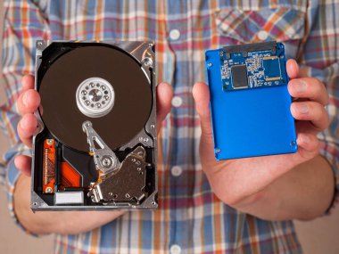 farklı nesil bilgisayar sürücüleri, sabit disk sürücüleri ve SSD sürücüleri, veri transferi, okuma ve yazma hızı, insan ellerinde