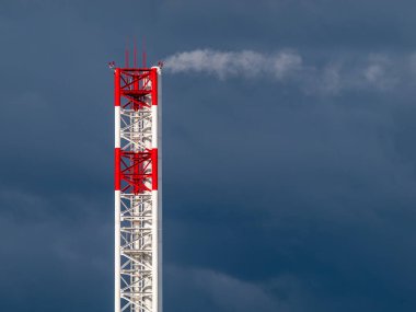 Kazan dairesi bacası, termik santral, üretim tesisi, atmosfere emisyon, çevre dostluğu, hava kirliliği