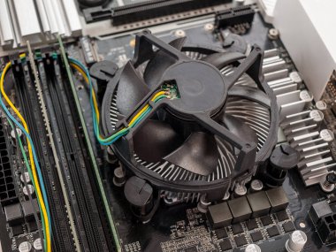 Bilgisayar sisteminde Cpu ile soğutma vantilatörü, bilgisayar hava soğutma, onarım ve güncelleme, bilgisayar bileşenleri soğutma