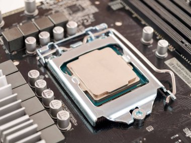CPU 'yu modern bir bilgisayar anakartındaki işlemci soketine bağlama, silikon veri işleme çipinin yerini alma ve merkezi işlem birimini doğru bir şekilde kurma süreci