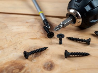 Bir tornavidanın arka planında kendine dokunabilen vidalar, farklı duvarlar ve yüzeyler için farklı kendi kendine dokunabilen vidalar seçer