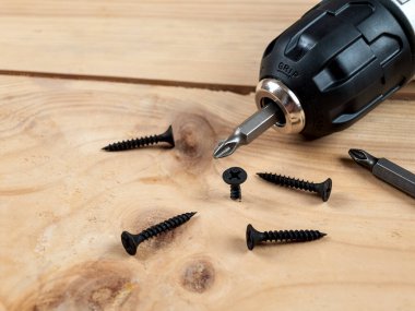 Bir tornavidanın arka planında kendine dokunabilen vidalar, farklı duvarlar ve yüzeyler için farklı kendi kendine dokunabilen vidalar seçer