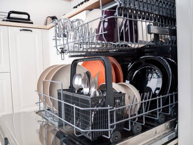 Bulaşık makinesiyle yıkanmış bulaşıklar, su kullanımı ve tasarrufu kolay, çevre dostu, mutfak bulaşık makinesi.