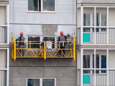 İnşaat işçileri, yüksek binalı işçiler endüstriyel tırmanışçılar, asansördeki ressamlar binanın dış cephesini boyayanlar, konut inşaatı veya ofis inşaatı tamamlananlar.