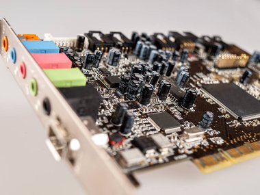 çalma ve kaydetme, karıştırma, ses girdileri ve ses çıktıları için dış bilgisayar aygıtı dış ses kartı