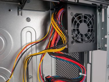 Sistem birimi montajı için bilgisayar parçası, bilgisayarın yakın çekimi için güç kaynağı, sessiz ve güvenilir güç kaynağı seçimi