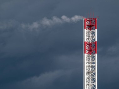 Kazan dairesi bacası, termik santral, üretim tesisi, atmosfere emisyon, çevre dostluğu, hava kirliliği